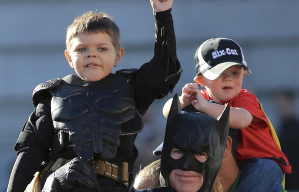 Un enfant en rémission du cancer devient « Batkid » pour sauver San Francisco du crime!