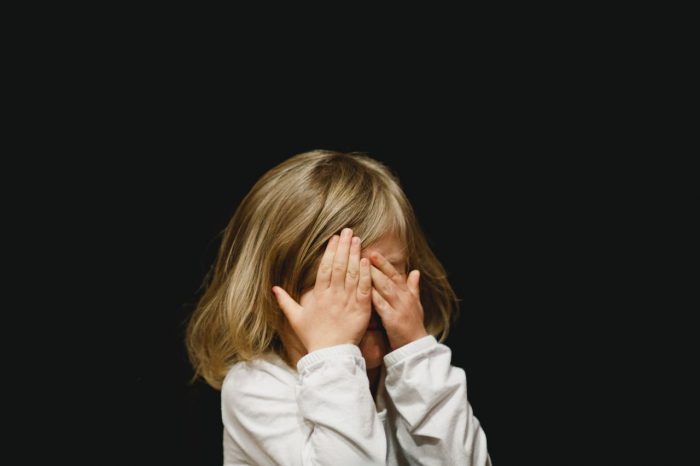 Ces 8 attitudes révèlent que vous avez été négligé émotionnellement pendant l’enfance !