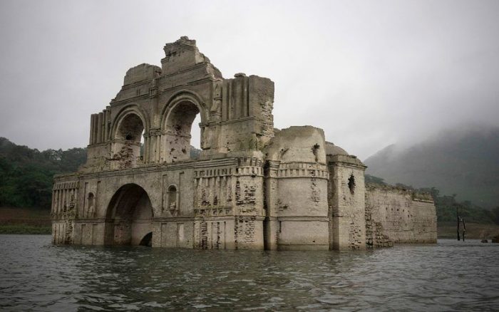 Une sécheresse au Mexique découvre une église coloniale vieille de 400 ans au milieu d’un réservoir