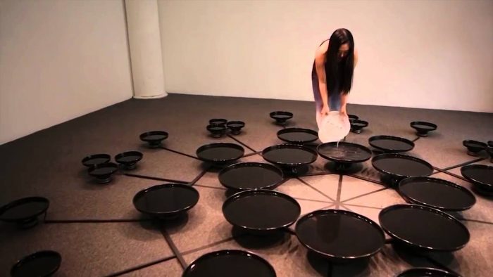 Une artiste utilise ses ondes cérébrales pour manipuler l’eau – le pouvoir de l’émotion humaine