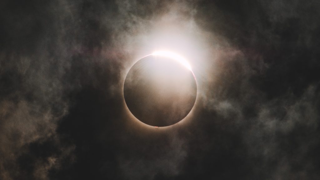 La lune noire superbe est la pour vous aider à améliorer Santé Facile