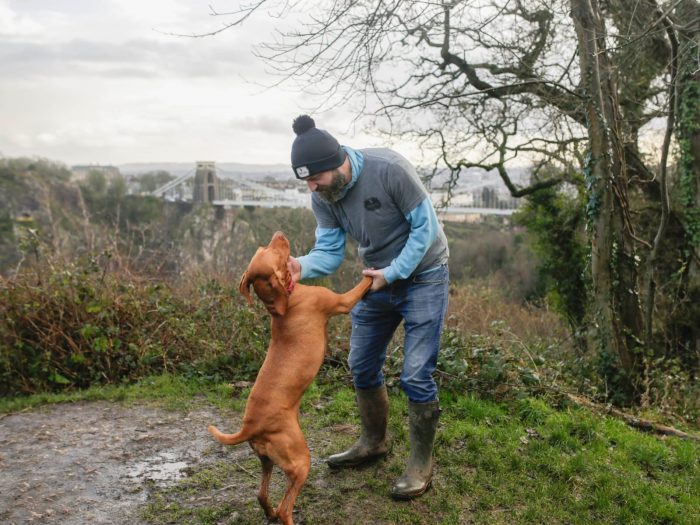 Il a créé un groupe de promenades pour chiens pour les hommes qui ont besoin d’un compagnon pour parler de leurs problèmes et émotions