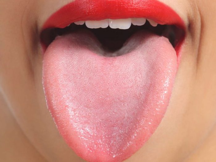 5 choses qu’une langue blanche peut révéler sur votre santé
