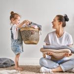 Les enfants qui font plus de tâches ménagères réussissent mieux dans la vie