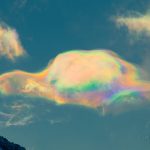 Des nuages arc-en-ciel hypnotiques capturés sur un pic sibérien, c’est Mère Nature !