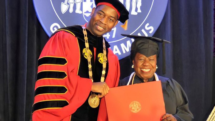 Une femme déterminée de 82 ans obtient son diplôme universitaire un jour après son anniversaire