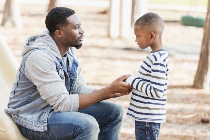 9 raisons pour lesquelles vous ne devriez jamais apprendre à votre fils à réprimer ses émotions