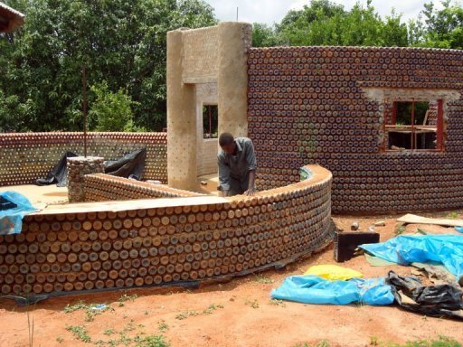 Des Nigérians construisent des maisons antisismiques à partir de bouteilles en plastique