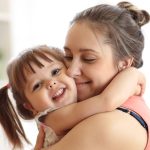 Des thérapeutes révèlent le lien entre le toucher physique et le développement du cerveau chez l’enfant
